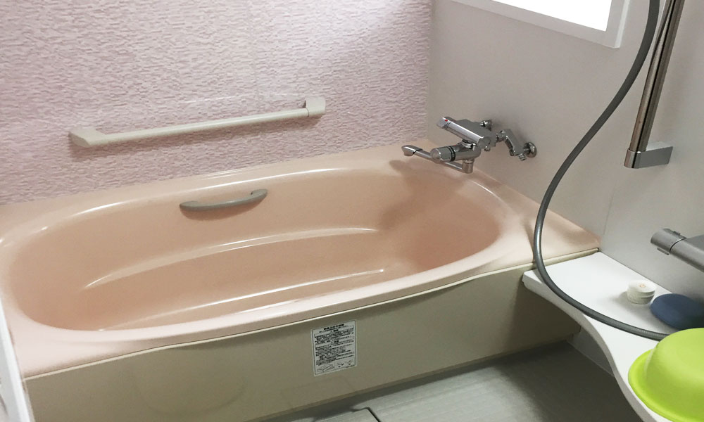 手すりがつけられたユニバーサルデザインのお風呂